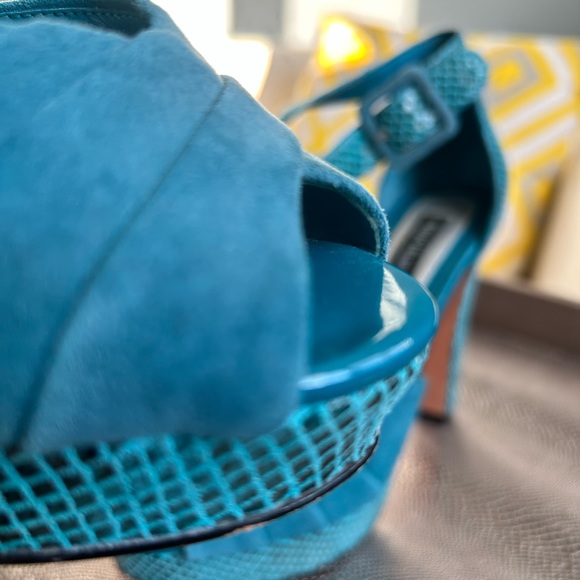 WHBM platform heels in aqua blue suede - Picture 5 of 10